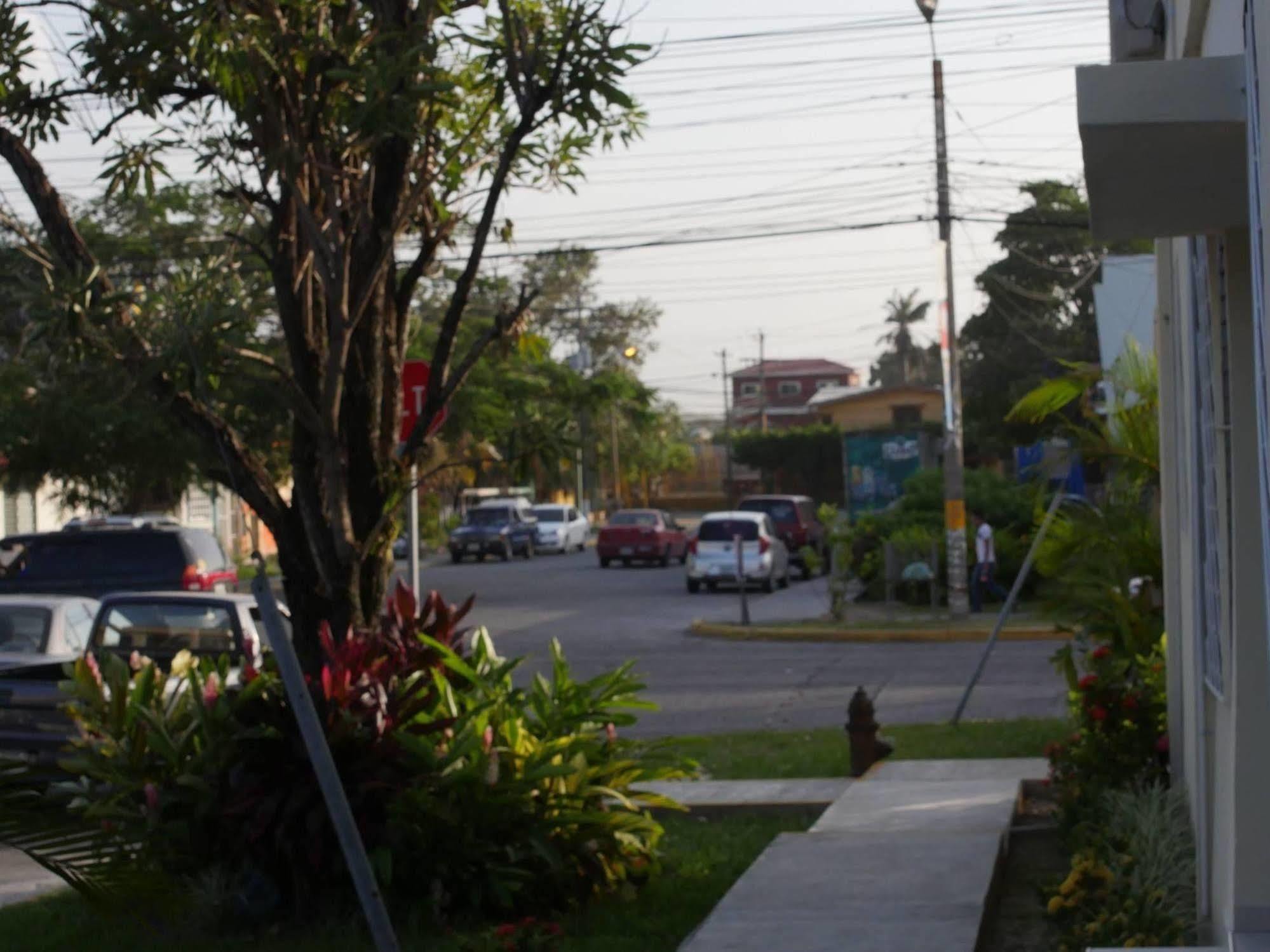 Hotel Carnaval La Ceiba Exteriör bild